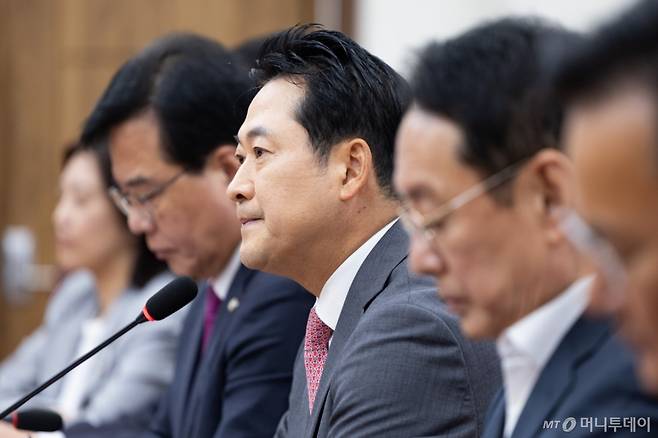 (서울=뉴스1) 유승관 기자 = 장동혁 국민의힘 대표가 12일 서울 여의도 국회에서 열린 기자간담회에서 모두 발언을 하고 있다. 2025.10.12/뉴스1  Copyright (C) 뉴스1. All rights reserved. 무단 전재 및 재배포,  AI학습 이용 금지. /사진=(서울=뉴스1) 유승관 기자