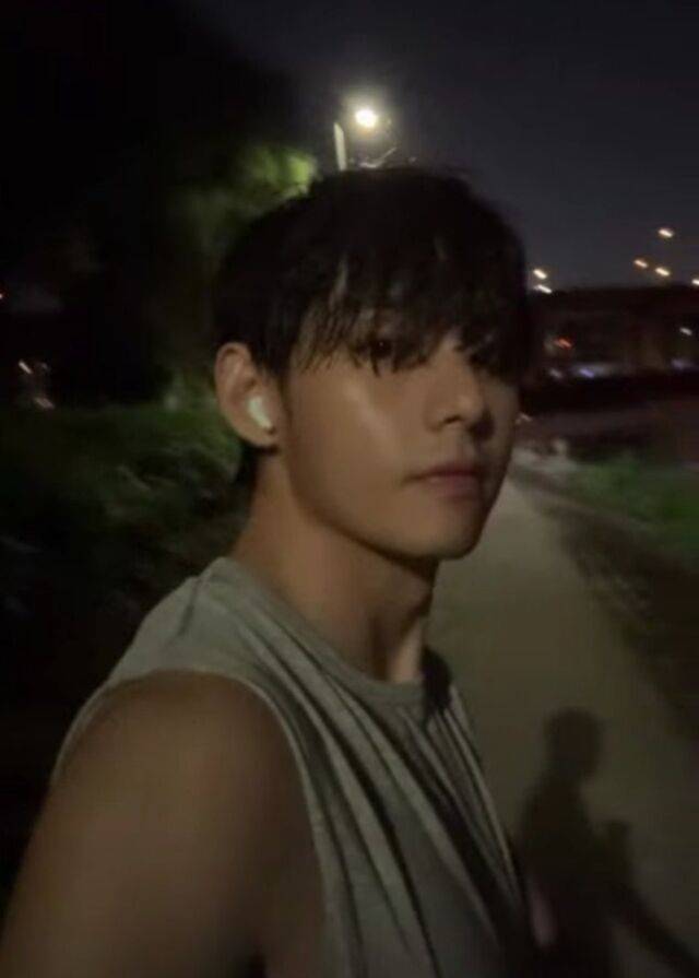 그룹 방탄소년단 멤버 뷔가 러닝 중 라이브 방송을 켰다. / 뷔 SNS