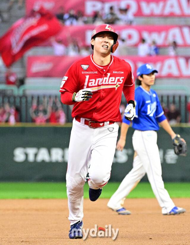 2025년 10월 11일 오후 인천 SSG랜더스필드에서 열린 '2025 신한 SOL Bank KBO 포스트시즌' 삼성 라이온즈와 SSG 랜더스의 준플레이오프 2차전 경기. SSG 김성욱이 9회말 1사 후 끝내기 홈런을 친 뒤 그라운드를 돌고 있다./인천 = 유진형 기자