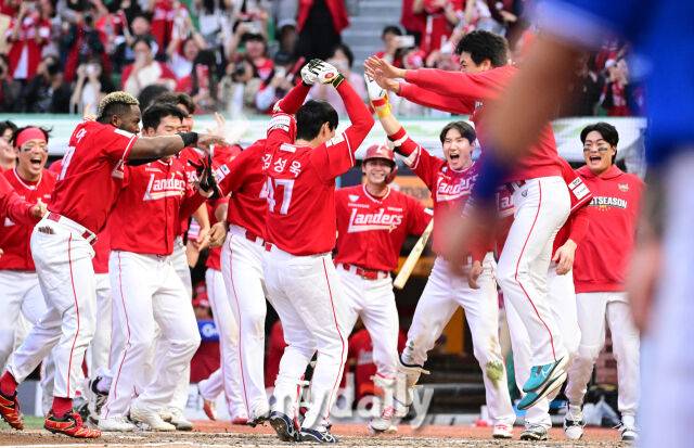 2025년 10월 11일 오후 인천 SSG랜더스필드에서 열린 '2025 신한 SOL Bank KBO 포스트시즌' 삼성 라이온즈와 SSG 랜더스의 준플레이오프 2차전 경기. SSG 김성욱이 9회말 1사 후 끝내기 홈런을 친 뒤 동료들의 축하를 받고 있다./인천 = 유진형 기자