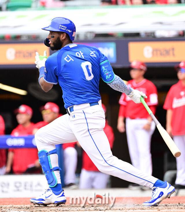 2025년 10월 11일 오후 인천 SSG랜더스필드에서 열린 '2025 신한 SOL Bank KBO 포스트시즌' 삼성 라이온즈와 SSG 랜더스의 준플레이오프 2차전 경기. 삼성 디아즈가 4회초 1사 2.3루서 2타점 동점타를 치고 있다./마이데일리