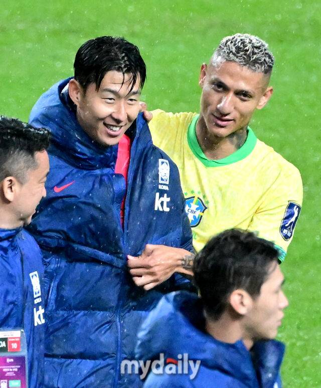 경기 종료 후 히샬리송이 손흥민 재킷을 벗기며 유니폼 교환을 원하고 있다 / 상암 = 유진형 기자 zolong@mydaily.co.kr