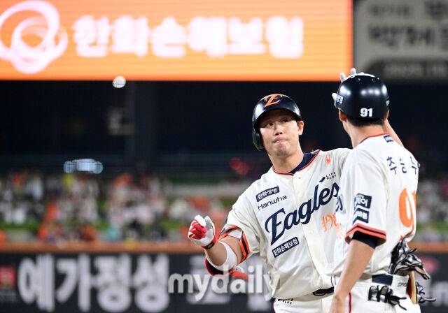 2025년 9월 26일 오후 대전 한화생명 볼파크에서 열린 '2025 신한 SOL뱅크 KBO 리그' LG 트윈스와 한화 이글스의 경기. 한화 하주석이 2회말 선두타자 안타를 친 뒤 기뻐하고 있다./마이데일리