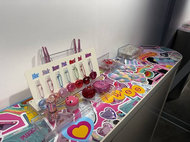 퓌 아지트 도쿄 매장 3층에서 제공하는 스티커를 이용한 제품 꾸미기 서비스. 강승연 기자