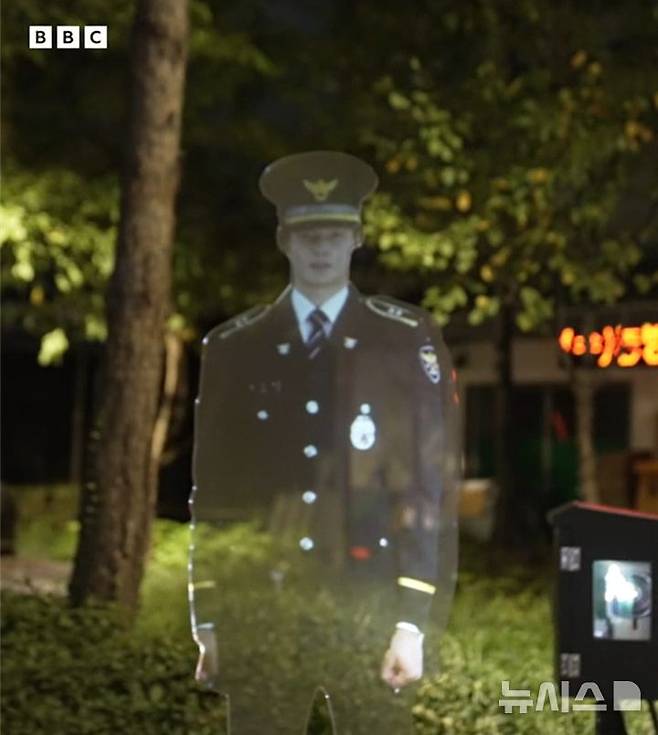 [뉴시스] 서울 중구 저동3공원의 홀로그램 경찰 안내판. (사진=BBC영상캡쳐) 2025.10.10