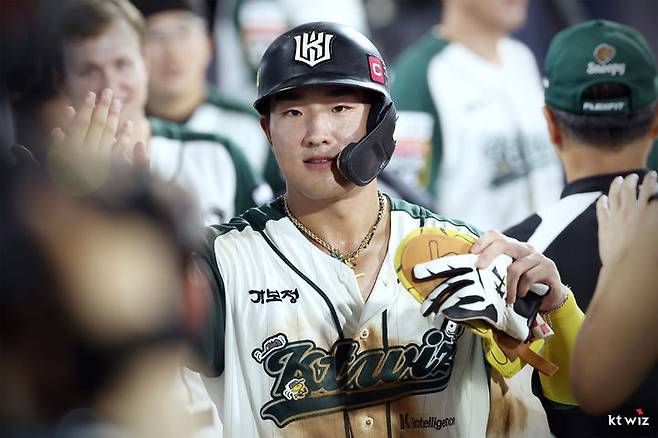 [서울=뉴시스] 프로야구 KT 위즈 안현민이 30일 수원 KT위즈파크에서 열린 2025 신한 쏠뱅크 KBO리그 KIA 타이거즈와의 경기에서 특점을 올린 뒤 기뻐하고 있다. (사진=KT 위즈 제공) 2025.08.30. *재판매 및 DB 금지