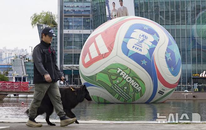 [서울=뉴시스] 김근수 기자 = 12일 서울 서초구 한강시민공원 세빛둥둥섬에 2026년 국제축구연맹(FIFA) 북중미 월드컵의 공인구 '트리온다'(TRIONDA)가 설치돼 있다. 아디다스는 트리온다의 국내 공개를 기념해 서울 세빛둥둥섬에서 'SOAP BALL' 이벤트를 개최한다고 밝혔다.2026년 국제축구연맹(FIFA) 북중미 월드컵의 공인구 '트리온다'(TRIONDA)는 세 개'(Tri)'의 '파도'(Onda)라는 뜻의 트리온다는 월드컵 공동 개최국인 캐나다·멕시코·미국을 기념하는 디자인으로 제작됐다. 빨강, 파랑, 초록의 국가 색상이 중앙 삼각형으로 이어져 세 나라가 하나되는 최초의 월드컵을 의미하며, 미국의 별, 캐나다의 단풍잎, 멕시코의 독수리 등 개최국의 대표 아이콘을 굵직한 그래픽과 엠보싱 기법으로 반영했다. 2025.10.12. ks@newsis.com