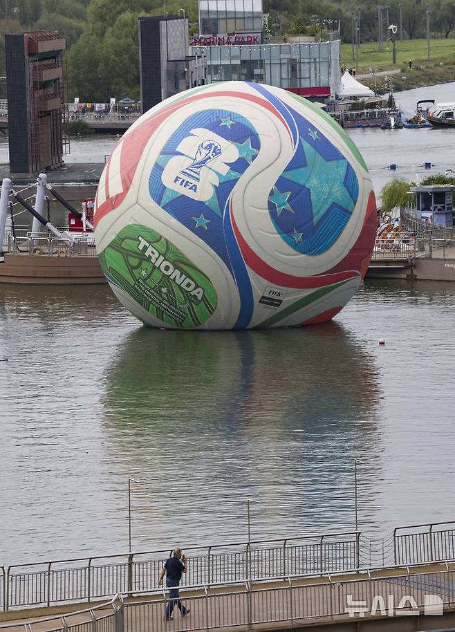 [서울=뉴시스] 김근수 기자 = 12일 서울 서초구 한강시민공원 세빛둥둥섬에 2026년 국제축구연맹(FIFA) 북중미 월드컵의 공인구 '트리온다'(TRIONDA)가 설치돼 있다. 아디다스는 트리온다의 국내 공개를 기념해 서울 세빛둥둥섬에서 'SOAP BALL' 이벤트를 개최한다고 밝혔다.2026년 국제축구연맹(FIFA) 북중미 월드컵의 공인구 '트리온다'(TRIONDA)는 세 개'(Tri)'의 '파도'(Onda)라는 뜻의 트리온다는 월드컵 공동 개최국인 캐나다·멕시코·미국을 기념하는 디자인으로 제작됐다. 빨강, 파랑, 초록의 국가 색상이 중앙 삼각형으로 이어져 세 나라가 하나되는 최초의 월드컵을 의미하며, 미국의 별, 캐나다의 단풍잎, 멕시코의 독수리 등 개최국의 대표 아이콘을 굵직한 그래픽과 엠보싱 기법으로 반영했다. 2025.10.12. ks@newsis.com