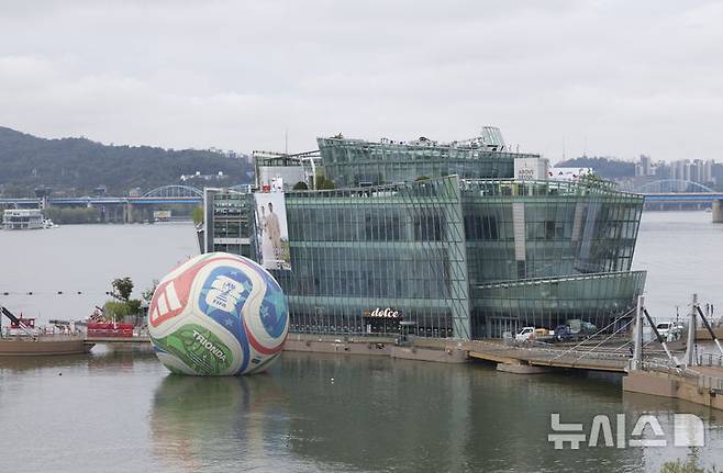 [서울=뉴시스] 김근수 기자 = 12일 서울 서초구 한강시민공원 세빛둥둥섬에 2026년 국제축구연맹(FIFA) 북중미 월드컵의 공인구 '트리온다'(TRIONDA)가 설치돼 있다. 아디다스는 트리온다의 국내 공개를 기념해 서울 세빛둥둥섬에서 'SOAP BALL' 이벤트를 개최한다고 밝혔다.2026년 국제축구연맹(FIFA) 북중미 월드컵의 공인구 '트리온다'(TRIONDA)는 세 개'(Tri)'의 '파도'(Onda)라는 뜻의 트리온다는 월드컵 공동 개최국인 캐나다·멕시코·미국을 기념하는 디자인으로 제작됐다. 빨강, 파랑, 초록의 국가 색상이 중앙 삼각형으로 이어져 세 나라가 하나되는 최초의 월드컵을 의미하며, 미국의 별, 캐나다의 단풍잎, 멕시코의 독수리 등 개최국의 대표 아이콘을 굵직한 그래픽과 엠보싱 기법으로 반영했다. 2025.10.12. ks@newsis.com