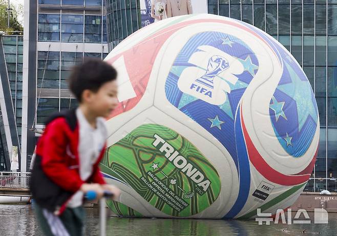 [서울=뉴시스] 김근수 기자 = 12일 서울 서초구 한강시민공원 세빛둥둥섬에 2026년 국제축구연맹(FIFA) 북중미 월드컵의 공인구 '트리온다'(TRIONDA)가 설치돼 있다. 아디다스는 트리온다의 국내 공개를 기념해 서울 세빛둥둥섬에서 'SOAP BALL' 이벤트를 개최한다고 밝혔다.2026년 국제축구연맹(FIFA) 북중미 월드컵의 공인구 '트리온다'(TRIONDA)는 세 개'(Tri)'의 '파도'(Onda)라는 뜻의 트리온다는 월드컵 공동 개최국인 캐나다·멕시코·미국을 기념하는 디자인으로 제작됐다. 빨강, 파랑, 초록의 국가 색상이 중앙 삼각형으로 이어져 세 나라가 하나되는 최초의 월드컵을 의미하며, 미국의 별, 캐나다의 단풍잎, 멕시코의 독수리 등 개최국의 대표 아이콘을 굵직한 그래픽과 엠보싱 기법으로 반영했다. 2025.10.12. ks@newsis.com