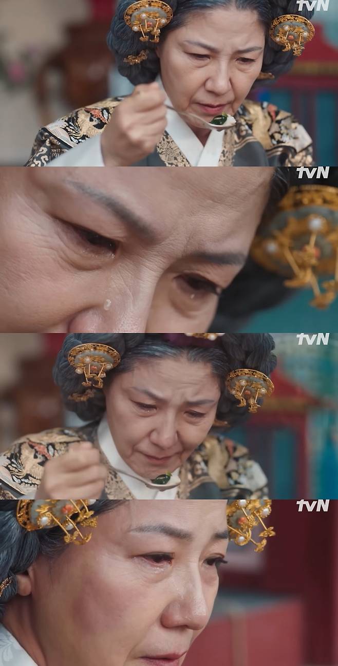 대령숙수 경합 당시 인주대왕대비가 연지영이 만든 재첩 된장국을 먹고 눈물을 흘리는 모습. '폭군의 셰프' 캡처