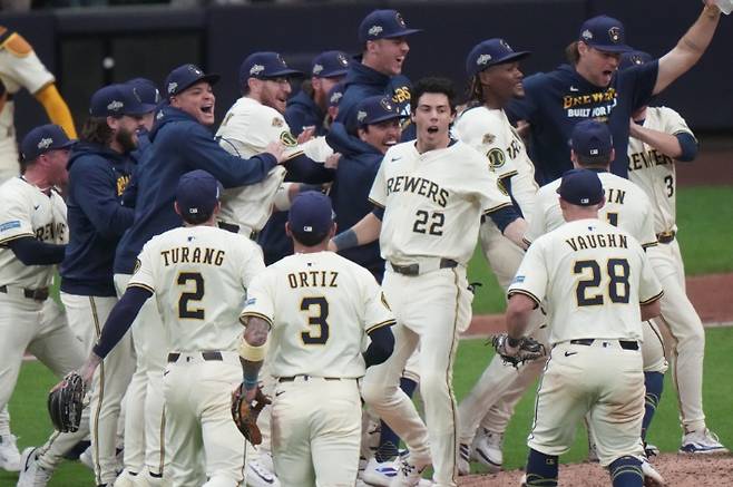 챔피언십시리즈 진출을 확정하고 기뻐하는 밀워키 선수단. 연합뉴스
