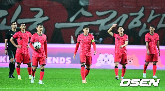 [OSEN=서울월드컵경기장, 지형준 기자] 세계의 벽은 높았다. 결과는 0-5 대패였다.홍명보&nbsp;감독이 이끄는 대한민국 남자 축구 국가대표팀은 10일 서울월드컵경기장에서 '세계 최강' 브라질을&nbsp;상대로 A매치&nbsp;평가전을 치러&nbsp;이스테방(첼시)과 호드리구(레알 마드리드)에게 나란히 2골을 허용하면서 0-5로 대패했다.한국 손흥민이 선발 출전하며 대한민국 남자 축구대표팀 최다 출장 기록을 새로 썼다. A매치 통산 출전 수는 137경기.전반 브라질 이스테방에 선제골을 허용한 한국 선수들이 아쉬워하고 있다. 2025.10.10 /jpnews@osen.co.kr