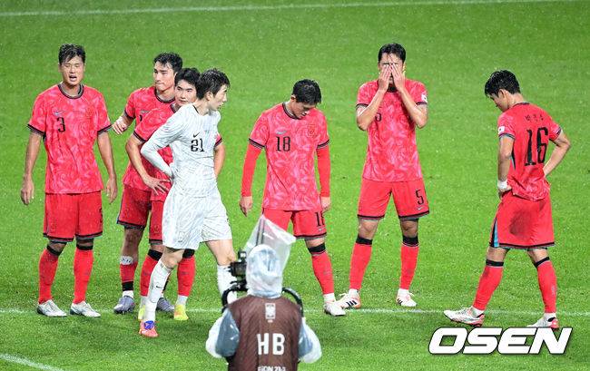 [OSEN=서울월드컵경기장, 이대선 기자] 홍명보&nbsp;감독이 이끄는 대한민국 남자 축구 국가대표팀은 10일 서울월드컵경기장에서 '세계 최강' 브라질을&nbsp;상대로 A매치&nbsp;평가전을 치러&nbsp;이스테방(첼시)과 호드리구(레알 마드리드)에게 나란히 2골을 허용하면서 0-5로 대패했다.한국은 1999년 이후 26년 만에 브라질전 승리를 노렸지만 아무런 저항도 하지 못하면서 무산됐다.경기 종료 후 한국 선수들이 패배에 아쉬워하고 있다. 2025.10.10 /sunday@osen.co.kr