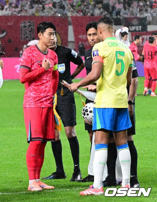 [OSEN=서울월드컵경기장, 지형준 기자] 세계의 벽은 높았다. 결과는 0-5 대패였다.홍명보&nbsp;감독이 이끄는 대한민국 남자 축구 국가대표팀은 10일 서울월드컵경기장에서 '세계 최강' 브라질을&nbsp;상대로 A매치&nbsp;평가전을 치러&nbsp;이스테방(첼시)과 호드리구(레알 마드리드)에게 나란히 2골을 허용하면서 0-5로 대패했다.한국 손흥민이 선발 출전하며 대한민국 남자 축구대표팀 최다 출장 기록을 새로 썼다. A매치 통산 출전 수는 137경기.경기에 앞서 한국 손흥민과 브라질 카세미루가 진영을 선택하고 있다. 2025.10.10 /jpnews@osen.co.kr