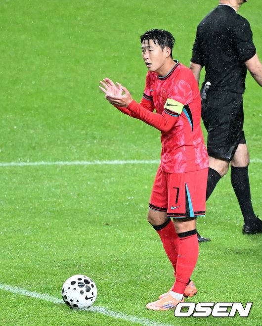 [OSEN=서울월드컵경기장, 이대선 기자] 홍명보&nbsp;감독이 이끄는 대한민국 남자 축구 국가대표팀은 10일 서울월드컵경기장에서 '세계 최강' 브라질을&nbsp;상대로 A매치&nbsp;평가전을 치러&nbsp;이스테방(첼시)과 호드리구(레알 마드리드)에게 나란히 2골을 허용하면서 0-5로 대패했다.한국은 1999년 이후 26년 만에 브라질전 승리를 노렸지만 아무런 저항도 하지 못하면서 무산됐다.전반 한국 손흥민이 실점 후 선수들을 격려하고 있다. 2025.10.10 /sunday@osen.co.kr