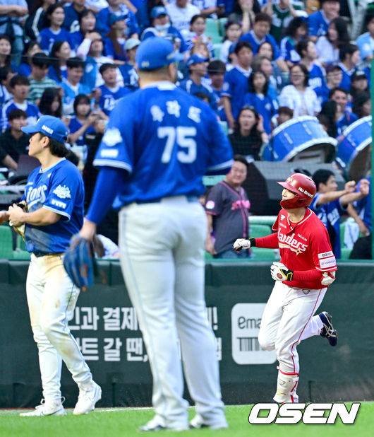 [OSEN=인천, 최규한 기자] SSG 랜더스가 9회말 김성욱의 극적인 끝내기홈런을 앞세워&nbsp;1차전 패배를 설욕했다.프로야구 SSG 랜더스는 11일 인천SSG랜더스필드에서 열린 2025 신한 SOL KBO 준플레이오프(5전 3선승제) 2차전에서 4-3 끝내기 승리를 거뒀다.9회말 1사 주자없는 상황 SSG 김성욱이 삼성 투수 후라도를 상대로 끝내기 좌월 솔로포를 날리고 그라운드를 돌고 있다. 2025.10.11 / dreamer@osen.co.kr
