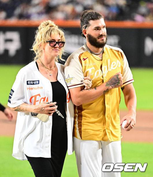 [OSEN=대전, 지형준 기자] 한화 코디 폰세(오른쪽)가 아내와 함께 올스타전을 즐기고 있다. 2025.07.12 / jpnews@osen.co.kr