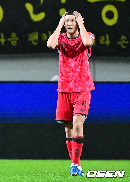 [OSEN=서울월드컵경기장, 지형준 기자] 세계의 벽은 높았다. 결과는 0-5 대패였다.홍명보 감독이 이끄는 대한민국 남자 축구 국가대표팀은 10일 서울월드컵경기장에서 '세계 최강' 브라질을 상대로 A매치 평가전을 치러 이스테방(첼시)과 호드리구(레알 마드리드)에게 나란히 2골을 허용하면서 0-5로 대패했다.후반 한국 김민재가 브라질 호드리구에 골을 허용하며 아쉬워하고 있다. 2025.10.10 /jpnews@osen.co.kr