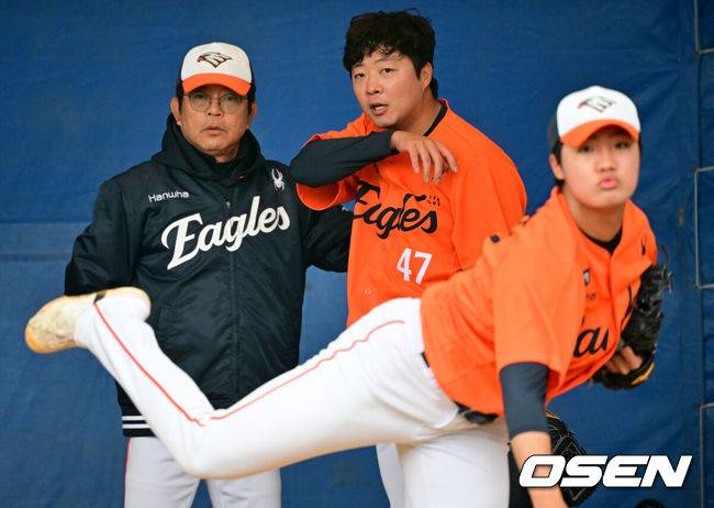 [OSEN=오키나와(일본), 조은정 기자] 한화 김범수가 불펜피칭을 마친 뒤 양상문 코치와 대화하고 있다. 2025.02.21 /cej@osen.co.kr