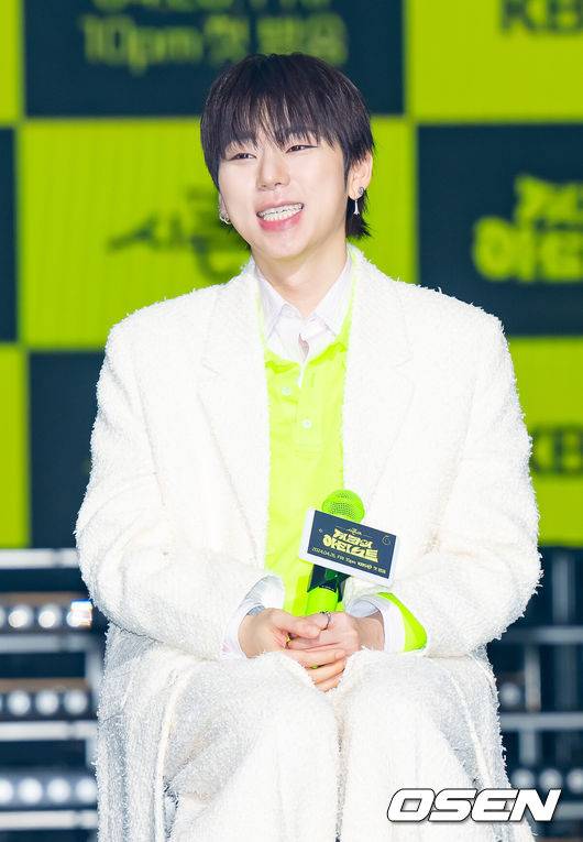 [OSEN=민경훈 기자] 23일 오전 KBS 심야 뮤직 토크쇼 '더 시즌즈-지코의 아티스트' 제작발표회가 열렸다.이 자리에는 지코, 정동환(멜로망스), 최승희PD, 김태준PD가 참석했다. '더 시즌즈'는 지난해 2월 KBS 심야 음악 프로그램 최초로 시즌제 방식을 도입해 '박재범의 드라이브' '최정훈의 밤의공원' '악뮤의 오날오밤' '이효리의 레드카펫'까지 네 시즌을 진행했다.무대 위에서 지코가 기자간담회에서 미소짓고 있다. 2024.04.23 /rumi@osen.co.kr