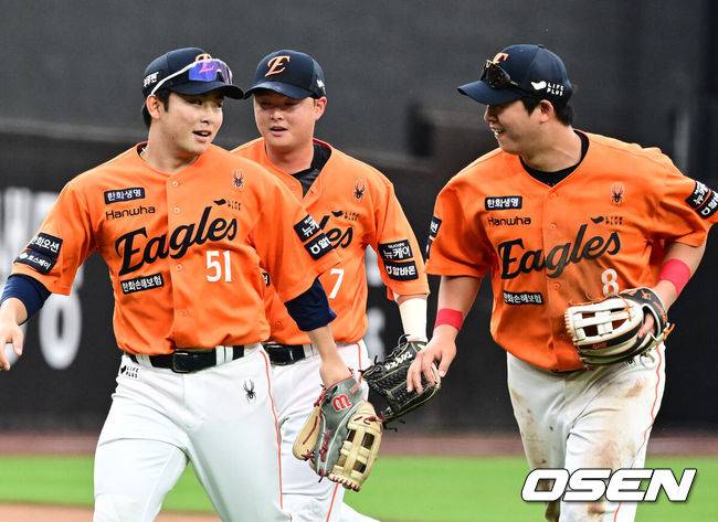 [OSEN=대전, 지형준 기자] 5회초 2사 2루에서 한화 좌익수 문현빈이 LG 이주헌의 좌전안타에 홈에서 LG 문성주를 아웃시키며 노시환과 기뻐하고 있다. 2025.06.15 /jpnews@osen.co.kr