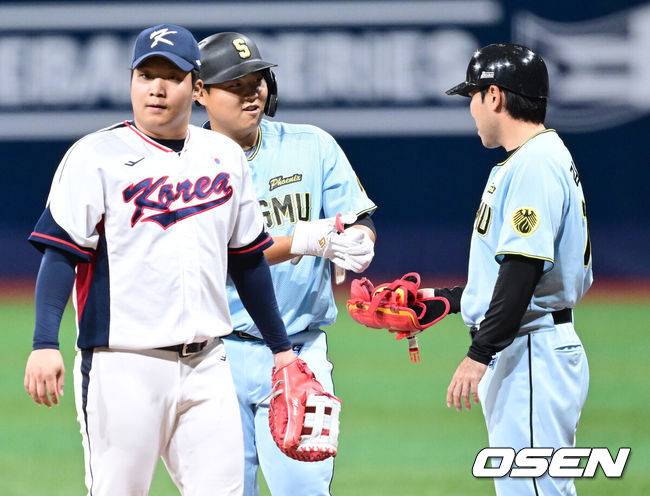 [OSEN=고척, 최규한 기자] 프리미어12를 준비하는 대한민국 야구 대표팀과 상무가 6일 오후 서울 고척스카이돔에서 연습경기를 가졌다. 1회초 2사 1, 3루 상황 상무 한동희가 1타점 적시타를 날리고 1루에 안착해 장갑을 벗고 있다. 대표팀 1루수는 문보경. 2024.11.06 / dreamer@osen.co.kr