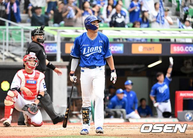 [OSEN=인천, 이대선 기자] 9일 인천 SSG랜더스필드에서 2025 신한 SOL뱅크 KBO리그 준플레이오프(5전 3선승제) 1차전 SSG 랜더스와 삼성 라이온즈의 경기가 열렸다.SSG은 화이트, 삼성은 최원태를 선발 투수로 내세웠다.3회초 무사 1,2루에서 삼성 김영웅이 우월 투런 홈런을 치고 있다. 2025.10.09 /sunday@osen.co.kr