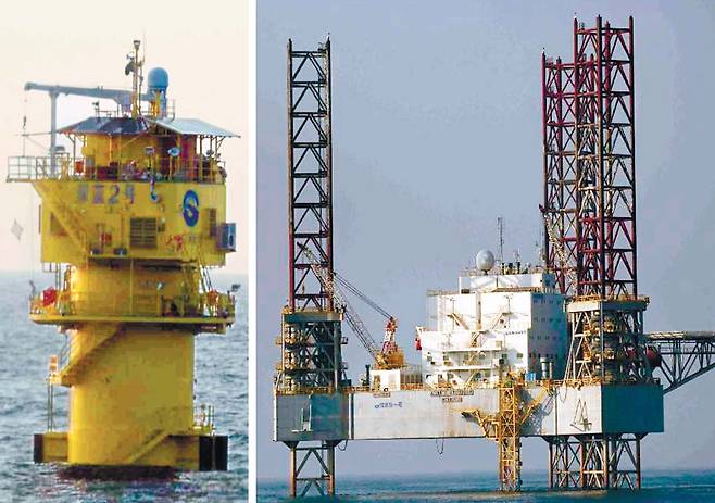 중국이 서해 잠정조치수역에 일방적으로 설치한 구조물 선란 2호(왼쪽 사진)와 석유 시추설비 형태의 추가 구조물(오른쪽)이 바다에 떠 있다. 엄태영 의원실 제공