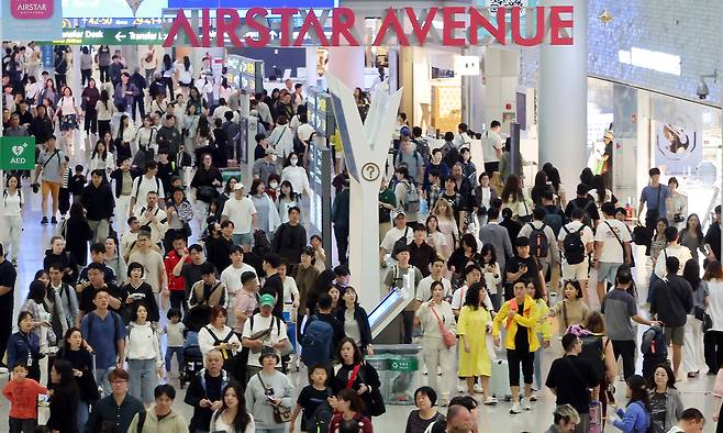 민족 대명절 추석인 6일 인천국제공항 제1여객터미널 면세구역이 여행객들로 북적이고 있다. 뉴스1
