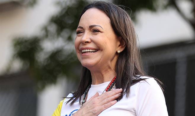 2025년 노벨평화상 수상자에 선정된 베네수엘라 야당 지도자 마리아 코리나 마차도(58)가 지난 1월9일 베네수엘라 카라카스에서 열린 야당 주최 집회에서 지지자들에게 인사하고 있다. 카라카스=AFP연합뉴스