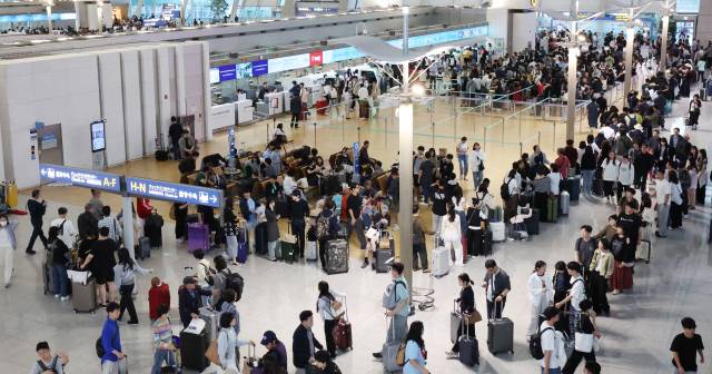추석 연휴 첫 날인 3일 인천국제공항 제1여객터미널에서 여행객들이 탑승 수속을 위해 줄을 서고 있다. 연합뉴스