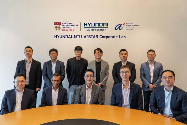 박현성(앞줄 가운데) 싱가포르 글로벌 혁신센터(HMGICS) 법인장 상무가 3일(현지 시간) ‘현대차그룹-NTU-A*STAR 기업연구소’ 개소식에서 관계자들과 함께 기념 사진을 촬영하고 있다. 사진 제공=현대차그룹
