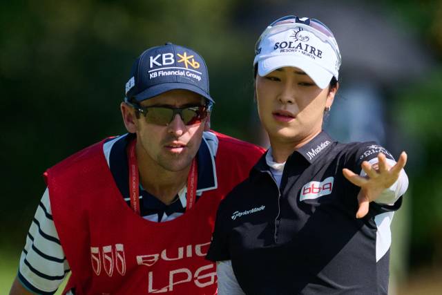 캐디와 함께 그린 경사를 읽고 있는 윤이나. 사진 제공=AFP연합뉴스