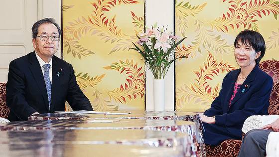 사이토 데쓰오(왼쪽) 공명당 대표와 다카이치 사나에 신임 자민당 총재가 지난 10일 일본 도쿄 국회에서 열린 당 지도자 회의에 참석하고 있다. 연합뉴스