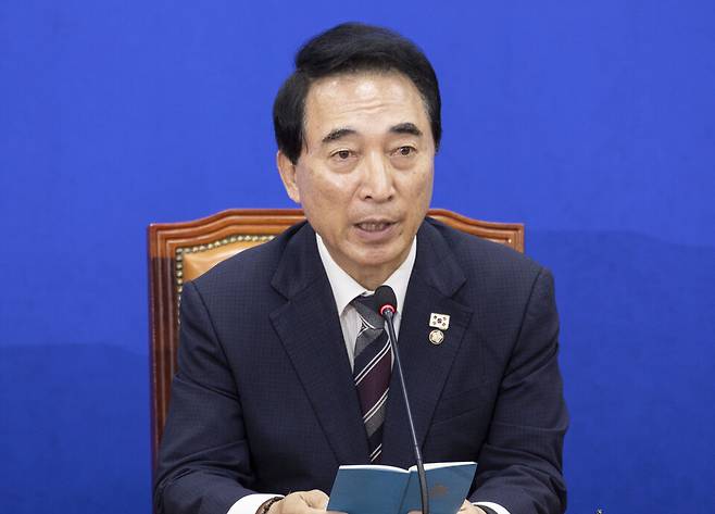 박수현 더불어민주당 수석대변인이 2025년 국정감사를 하루 앞둔 12일 서울 여의도 국회에서 열린 기자간담회에 참석해 발언하고 있다. ⓒ연합뉴스