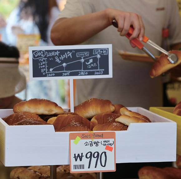 '소금빵 990원'. 8월31일 서울 성동구 글로우 성수에 마련된 경제 유튜버 슈카의 ETF 베이커리 팝업스토어에 소금빵이 진열돼 있다. ⓒ연합뉴스