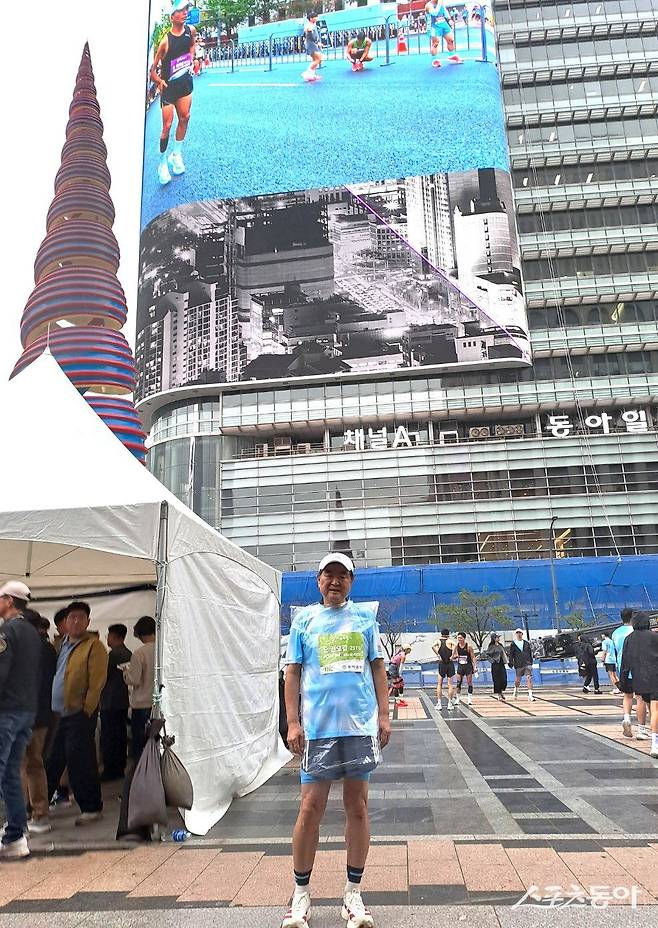 12일 펼쳐진 2025 서울달리기에서 11㎞ 코스를 1시간27분05초에 주파한 권오갑 HD현대 회장 겸 한국프로축구연맹 총재. 권 회장은 이번 대회 ‘최고령 완주자’로 등극해 주위를 깜짝 놀라게 했다. 사진제공｜2025서울달리기 사무국