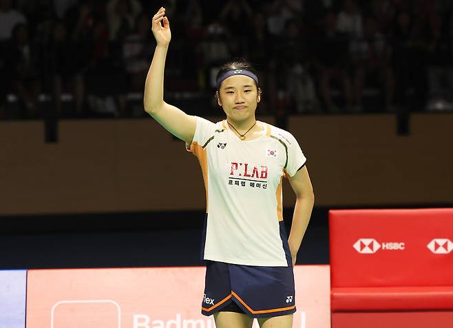 배드민턴 여자단식 안세영이 지난달 28일 수원체육관에서 열린 코리아오픈 결승에서 일본 야마구치 아카네에게 패하고 준우승 후 팬들에게 인사하고 있다. 연합뉴스