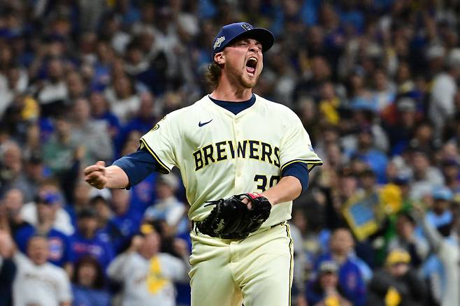 밀워키 우완 채드 패트릭이 12일 열린 내셔널리그 디비전시리즈 5차전 6회 1사 1, 2루 위기에서 구원 등판해 무실점으로 막은 뒤 포효하고 있다. 로이터연합뉴스