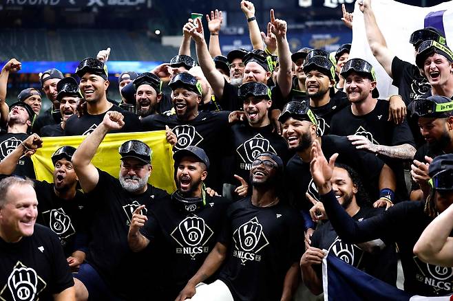 메이저리그 밀워키 선수들이 12일 내셔널리그 디비전시리즈 5차전 승리로 챔피언십시리즈 진출을 확정하고 기념사진을 촬영하고 있다. AFP연합뉴스