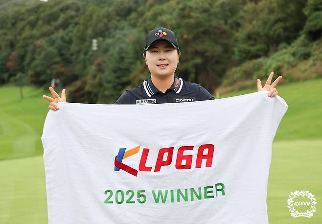 홍정민이 12일 열린 KLPGA 투어 K-FOOD 놀부·화미 마스터즈 최종 라운드에서 우승을 확정지은 뒤 기념촬영을 하고 있다. KLPGA 제공