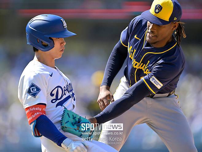 ▲ LA 다저스와 밀워키의 정규시즌 맞대결 장면이다. 김혜성이 태그를 당하고 있다.