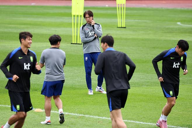 ▲ 훈련을 지켜보는 홍명보 감독 ⓒ연합뉴스