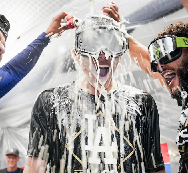 LA 다저스 동료들이 사사키 로키를 향해 샴페인을 퍼붓고 있다. /사진=LA 다저스 공식 SNS