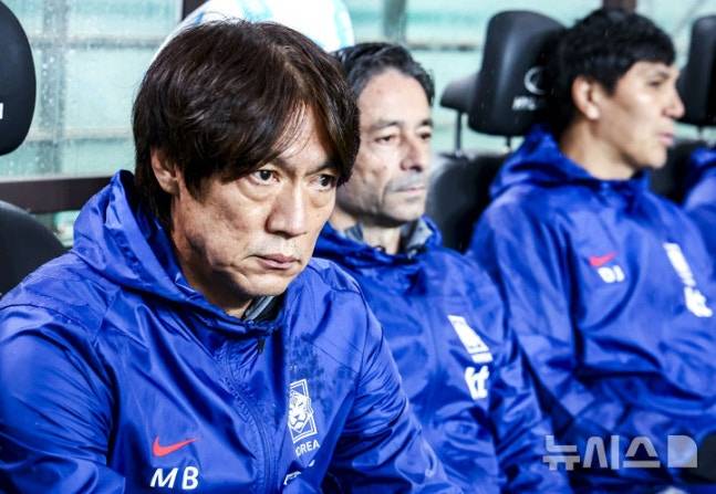 10일 서울 마포구 서울월드컵경기장에서 열린 남자 축구 국가대표 10월 A매치 친선전 대한민국과 브라질의 경기, 홍명보 감독이 경기를 기다리고 있다. /사진=뉴시스