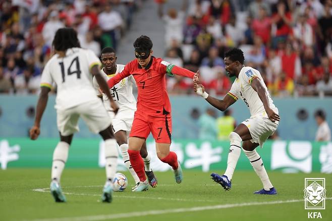 손흥민이 지난 2022년 11월 카타르 알라얀의 에듀케이션시티 스타디움에서 열린 2022 국제축구연맹(FIFA) 카타르 월드컵 조별리그 2차전 가나전에서 드리블을 하고 있다. /사진=대한축구협회 제공