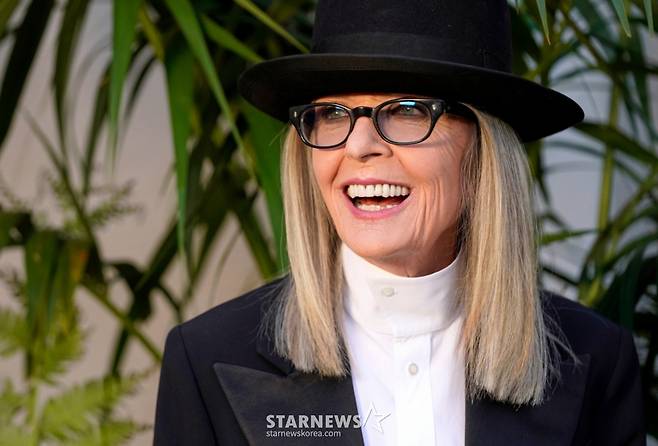 [패서디나(미 캘리포니아주)=AP//뉴시스]다이앤 키튼이 2022년 10월13일 미 캘리포니아주 패서디나에서 열린 2023년 랄프 로렌 봄 패션쇼에 출연하고 있다. 영화 '애니 홀', '대부' '신부의 아버지' '사랑할 때 버려야 할 아까운 것"로 오스카상을 수상한 여배우 다이앤 키튼이 79세로 타계했다. 그녀는 독특하고 활기찬 태도와 깊이로 한 세대의 가장 특이한 배우 중 한 명이었다. 2025.10.12. /사진=유세진