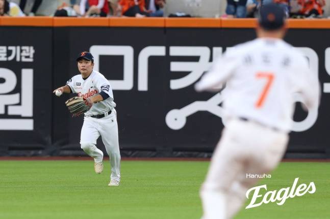 한화 문현빈이 외야에서 송구하려 하고 있다. /사진=한화 이글스 제공