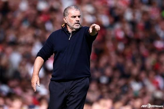 앙제 포스테코글루 노팅엄 포레스트 신임 감독이 지난달 13일(한국시간) 런던 에미레이츠 스타디움에서 열린 2025~2026시즌 EPL 4라운드 원정 경기에서 손짓하고 있다. /AFPBBNews=뉴스1